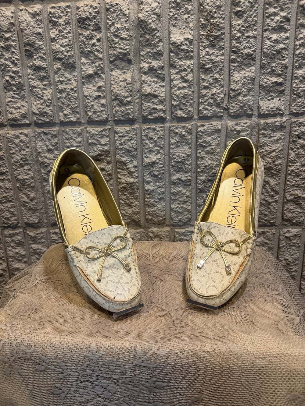 LUS 68 Calvin Klein Logo Print Loafers Size 9M White Gold